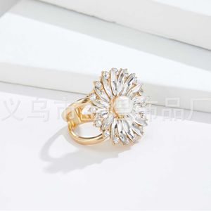 Hebilla floral de aleación chapada en oro con incrustaciones de perlas y cristales para bufanda, verano 2023 - Product Image 1
