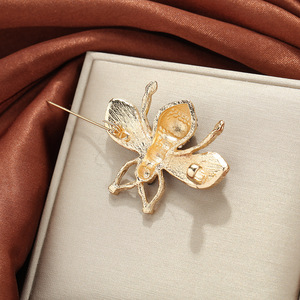 Fashion <b>Bee</b> Brooch Zinc Alloy Insect Shape Micro Insert Unisex <b>Gift</b> Accessory - Product Image 2