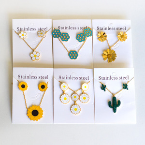 Ensemble collier et boucles d'oreilles en acier inoxydable avec pendentif marguerite florale, bijoux pour femmes, cadeau, ensembles de bijoux tendance - Product Image 1