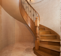 Système d'escalier intérieur incurvé de luxe contemporain avec marches en bois massif de qualité supérieure, escalier en spirale en bois