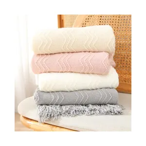 Bonne vente Couvertures tricotées en acrylique souple de créateur avec logo personnalisé, couleur unie, lit simple, texture de canapé, couverture avec pompon