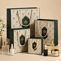 Sac cadeau en papier de luxe avec logo en feuille d'or imprimé sur mesure pour vêtements, parfums, cosmétiques