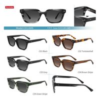 Lunettes de soleil polarisées tendance à monture en acétate rayée, coupe carrée classique, monture neutre pour le quotidien, les voyages et les tenues urbaines