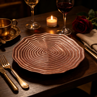 Assiettes de mariage rouges Woju, assiettes de présentation en plastique électroplaqué avec un design ondulé pour les événements de restauration et la décoration de table de cérémonie