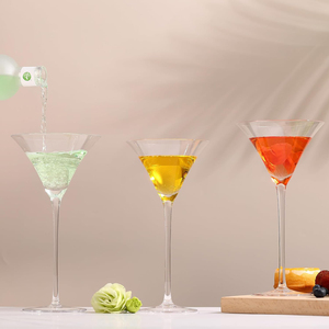 Copas de Cóctel Martini de Cristal Triangulares con Tallo Largo, 24 cm de Altura, 260 ml, 9 oz, al por Mayor para Bar - Product Image 2