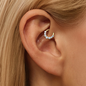 Pendientes Minimalistas de Plata de Ley S925 Sin Níquel con Engaste Invisible y Circonitas de Tamaños Variados para Cartílago, Hélice y Trago para Mujer - Product Image 2