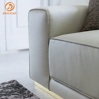 Canapé en cuir blanc crème de style italien luxueux, design carré avec bordure inférieure dorée et dossier embossé