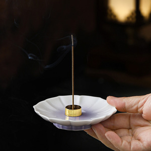Brûleur d'encens en céramique, design floral blanc avec insert doré, pour aromathérapie à domicile, style moderne et minimaliste - Product Image 4