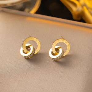 <span class=keywords><strong>Set</strong></span> Di Tre Pezzi Di Tendenza Placcato <span class=keywords><strong>Oro</strong></span> 18K in Acciaio Inossidabile Stile Influencer con Numeri Romani Collana a Doppio Anello Bracciale e <span class=keywords><strong>Orecchini</strong></span> - Product Image 4