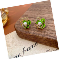 Anting-anting bunga mutiara enamel warna segar bergaya chic musim semi, perhiasan manis untuk wanita