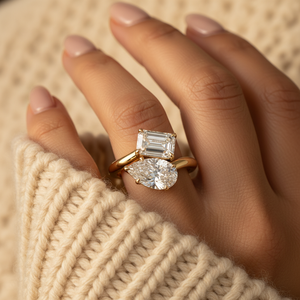 خاتم تو آي إم أو من الذهب الأصفر عيار 14 قيراط مع ألماس مختبري 3.0 قيراط بقطع كمثري وزمردي، خاتم خطوبة للنساء بحجرين - Product Image 3