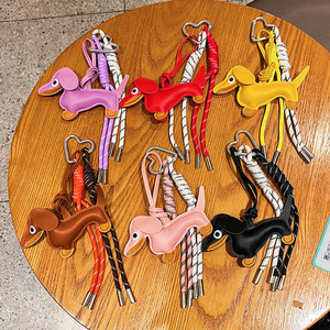 Llavero de piel sintética con diseño de Dachshund, bonito llavero de dibujos animados de perro salchicha, dije de lujo para bolso, accesorio canino de moda para mujer, regalo. - Product Image 2