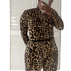 Completo <span class=keywords><strong>Donna</strong></span> Due Pezzi con Stampa <span class=keywords><strong>Leopardata</strong></span>, Logo Personalizzabile, <span class=keywords><strong>Maglia</strong></span> a Maniche Lunghe con Leggings al Ginocchio, Abbigliamento Femminile con Stampa Ghepardo - Product Image 1