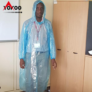 Imperméable jetable YOKOO en PE avec capuche et poignets élastiques pour la randonnée, les voyages et les activités de plein air - Product Image 1