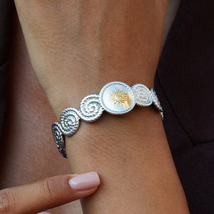 Bracelet en argent à motif soleil avec incrustation dorée, design géométrique, unisexe, à porter au quotidien - Product Image 2