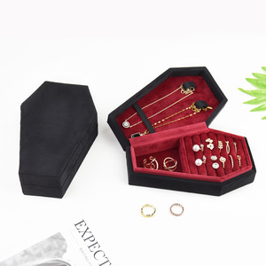 Boîte à bijoux hexagonale en velours faite à la main - Élégant organiseur de voyage pour colliers et bagues avec emballage cadeau à motif uni - Product Image 3