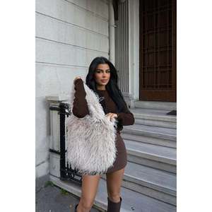 Bolsos de Felpa Crema, Suaves y Elegantes para Mujer - Product Image 2