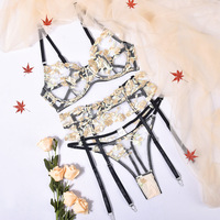 Ensemble de lingerie sexy pour femme mature avec soutien-gorge en dentelle brodée, culotte et porte-jarretelles