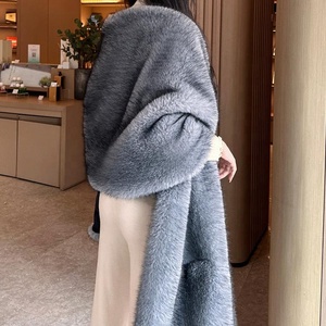 Cappotto e Sciarpa in Finta Pelliccia di Volpe Personalizzati per Donna, Mantella Invernale Calda, Stola e Scialle Peloso per Donna - Product Image 5