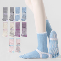 Chaussettes de Pilates à cinq doigts avec logo personnalisé, antidérapantes, à semelle en silicone à pois, vente en gros, directement de l'usine OEM ODM pour le yoga