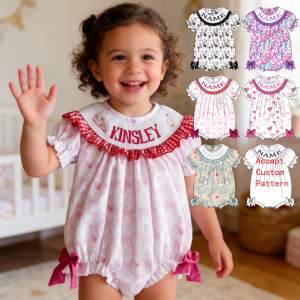 Yihui OEM Sans <span class=keywords><strong>Tarif</strong></span> Nouvelle Collection Élégante Barboteuse Courte à Manches Courtes en Coton Gris avec Lettres Brodées Personnalisée pour Filles - Product Image 3