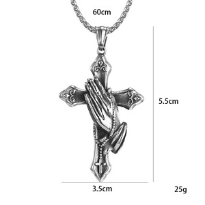 Collana con <span class=keywords><strong>Croce</strong></span> in Acciaio Inossidabile Stile Retrò Mani in Preghiera Pendente Unico di Nicchia Collana da Uomo con Pendente <span class=keywords><strong>Croce</strong></span> <span class=keywords><strong>Nera</strong></span> - Product Image 1