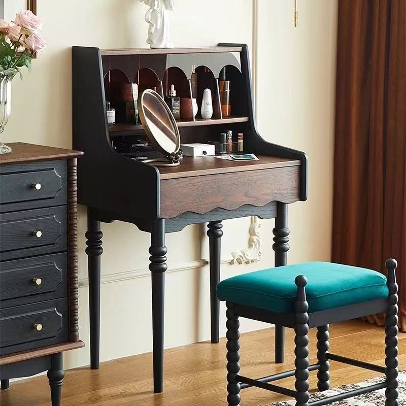 Taburete de roble rojo con medidas de 70*50*118cm.