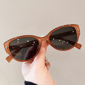 Gafas de Sol Retro para Mujer Qianai, Montura Negra TR90, Protección UV400, Lentes Tipo 3, Estilo Irregular - Product Image 3