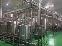 Machine de remplissage et de capsulage par soufflage rotatif personnalisé entièrement automatique 10000BPH bouteille PET lait pasteurisé ligne de production