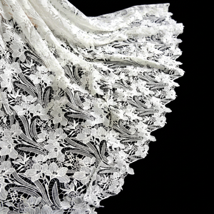 Tissu en dentelle guipure blanche à motif floral et feuilles, bord festonné, dentelle de Venise tricotée pour vêtements de mariée pour filles - Articles en stock - Product Image 1