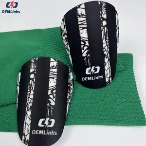 Hoge Kwaliteit Custom Plastic Voetbal Polyester Scheenbeschermers Been Shinguard Pp Pu Mini Voetbal Voetbal Scheenbeschermers Voor Voetballer