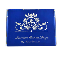 Boîte-cadeau de luxe bleu profond avec lignes géométriques argentées et plateau intérieur en relief pour les produits de santé de thé de qualité supérieure