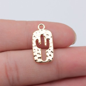 Abalorio con Forma de <span class=keywords><strong>Cactus</strong></span> 24x12mm, Aleación de Zinc con Acabado Martillado en Tono Plata Antigua y Dorado para Fabricación de Pulseras - Product Image 4