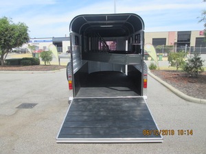 Remolque de Lujo Expandible para Caballos con Tanque de Agua, Diseño Ligero, Neumáticos de Goma Sólida, 4-6 Asientos, Capacidad de 2000 kg para Turismo - Product Image 3