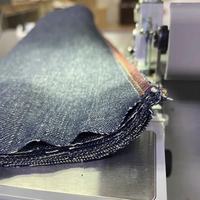 Machine à coudre industrielle professionnelle JUKKY 20U33, mécanisme zigzag, construction robuste, conçue pour la couture de tissus épais et de vêtements.