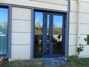 Portes battantes d'entrée en verre en alliage d'aluminium robustes et personnalisées pour villa - Product Image 2