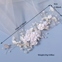 Serre-tête floral blanc avec fleurs en argile douce et fausses perles, bandeau en alliage à feuilles pour la danse, les mariages et les événements formels