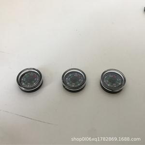 Mini Brújula de 12 mm de Diámetro, Plástico ABS, con Indicador, para Senderismo, Navegación al Aire Libre, Marcas en Inglés, Fabricada en Wenzhou - Product Image 3