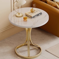 Table d'appoint élégante avec plateau en bois et cadre en métal doré, design luxueux pour les espaces de vie modernes, portable et durable pour le mobilier de salon