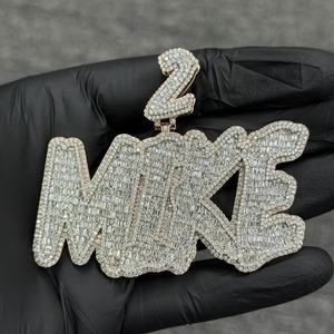 จี้เพชรโมอิสซาไนต์แบบกำหนดเอง ขนาด 4 นิ้ว ทรงบาแกตต์ ชุบทอง 2 สี เงินแท้ 925 ชุบโมอิสซาไนต์ - Product Image 2