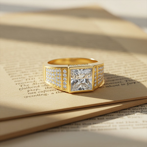 Anillo de Compromiso Unisex de Lujo con Moissanita Corte Princesa, Chapado en Oro de 18K, Engaste Pavé Geométrico - Product Image 6