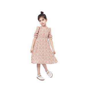 Robe de princesse smockée de luxe à col en V et manches à volants pour petites filles, motif floral d'été, directement de l'usine - Product Image 3