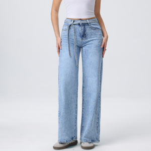 Nuovi jeans in denim lavato, comodi, versatili, a vita alta, con coulisse regolabile e decorati con strass. - Product Image 1