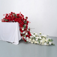 Nouvelle conception de centre de table de mariage, chemin de table en fleurs artificielles rouges et blanches pour la décoration de mariage, arrangement floral pour arche