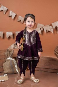 Kurta de terciopelo con bordados de motivos étnicos y trabajo de espejo estilo imperio para niñas Titrit con pantalones Dhoti - Product Image 2
