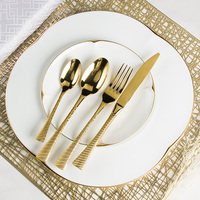 Assiettes de présentation en porcelaine de luxe en forme de fleur avec bordure dorée, service de vaisselle en céramique pour mariage et dîner
