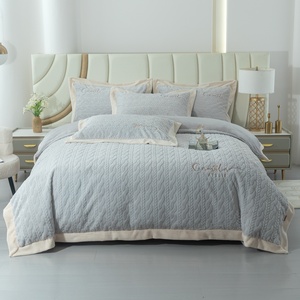 Set di Biancheria da Letto 4 Pezzi Personalizzabile, Nuovo Design Invernale in Pile di Coniglio con Patch in Rilievo e Angoli Ricamati - Product Image 1