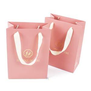 Sac en papier personnalisé, sac cadeau rose mat pour vêtements - Product Image 2
