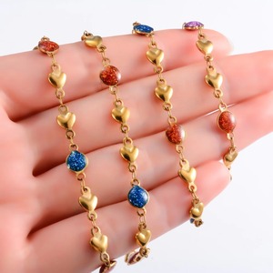 Collier ras du cou en acier inoxydable plaqué or avec chaîne à maillons et perles émaillées colorées en forme de cœur pour femme - Product Image 4