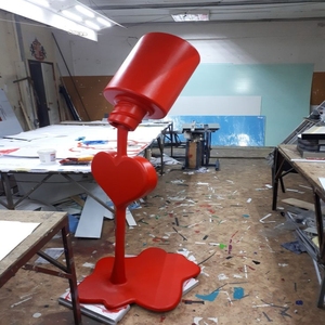 Statua Gigante Personalizzata da <span class=keywords><strong>Giardino</strong></span> per Esterni, Scultura Artistica in Fibra di Vetro a Forma di Rossetto e Smalto per Unghie - Product Image 1